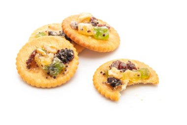 kraker bisküvi ile beyaz arka plan üzerinde izole Kuruyemiş