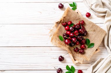 Ahşap arka planda taze kirazlar