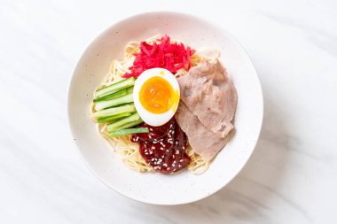Bibim naengmyeon - Kore soğuk noodles ramen