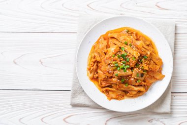 Kore usulü kimchi ile kızartılmış domuz eti.