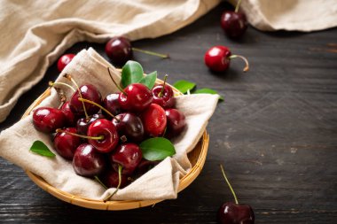 Ahşap arka planda taze kirazlar