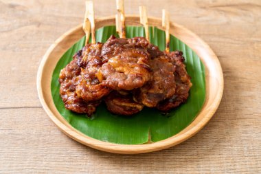 Beyaz pilavlı ızgara süt domuzu. Tayland sokak yemeği tarzı.