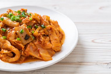 Kore usulü kimchi ile kızartılmış domuz eti.