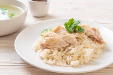 Hainanese tavuklu pilav ya da haşlanmış tavuklu pilav - Asya gıda tarzı