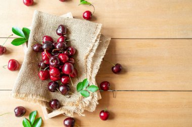 Ahşap arka planda taze kirazlar