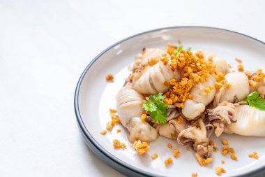 Kızarmış kalamar ya da tabakta sarımsak olan ahtapot.