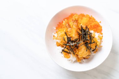 karides tempura pirinç kase karides yumurta ve yosun - Japon gıda tarzı