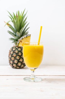 Tahta masada taze ananas suyu bardağı - Sağlıklı içecek