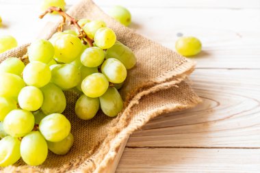 ahşap arka plan üzerinde taze yeşil üzüm