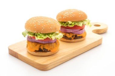 Beyaz arka plan üzerinde izole peynirli taze lezzetli biftek burger