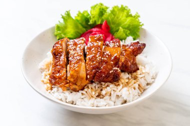 tepesinde ekmek kapısı üzerinde teriyaki soslu ızgara tavuk