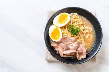 domuz eti ve yumurta - Japon tarzı ile TONKOTSU ramen erişte