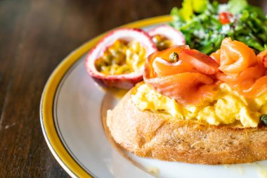 kek yumurta salatası tost ile somon füme