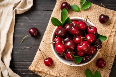 Ahşap arka planda taze kirazlar