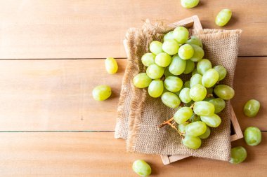 ahşap arka plan üzerinde taze yeşil üzüm