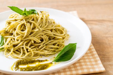Homamade spagetti pesto sos, zeytin yağı ve fesleğen yaprakları ile.