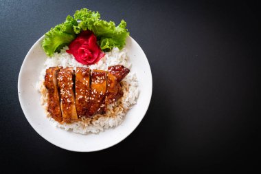 tepesinde ekmek kapısı üzerinde teriyaki soslu ızgara tavuk