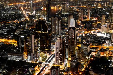 Güzel şehir mimarisi ve Bangkok cityscape Tayland gece bina