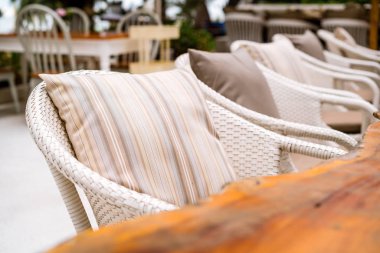 Kanepe dekorasyon açık veranda üzerinde rahat yastık