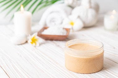 Ahşap zemin üzerine kurulmuş kaplıca tedavileri - Güzellik konsepti