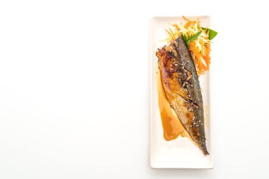 Izgara Saba balık biftekle teriyaki sos izole üzerinde beyaz arka plan