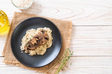 Mantar ve peynir ile ev yapımı risotto