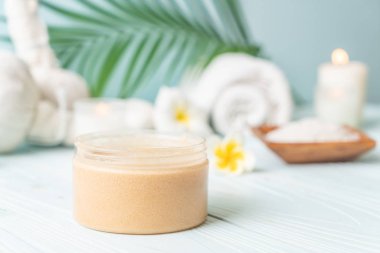 Ahşap zemin üzerine kurulmuş kaplıca tedavileri - Güzellik konsepti