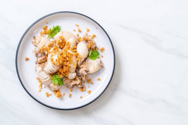 Kızarmış kalamar ya da tabakta sarımsak olan ahtapot.