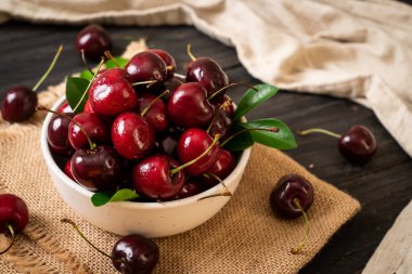 Ahşap arka planda taze kirazlar