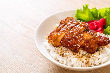 tepesinde ekmek kapısı üzerinde teriyaki soslu ızgara tavuk