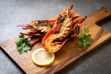 Limonlu ızgara ıstakoz biftek.