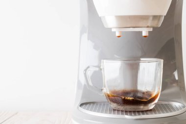 Kahve makinesi ahşap arka planda kahve yapıyor.