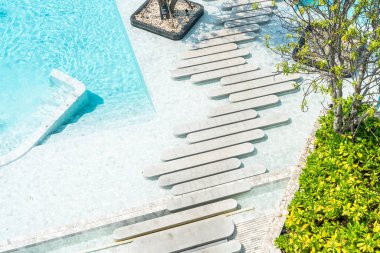 Havadan görünümü güzel lüks otel yüzme havuzu çare ile bir yürüyüş yolu