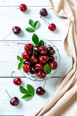 Ahşap arka planda taze kirazlar