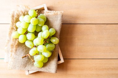 ahşap arka plan üzerinde taze yeşil üzüm