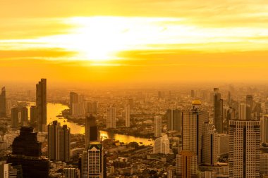 Bangkok cityscape ile bina ve günbatımı gökyüzü ile Tayland architecturein güzel dış