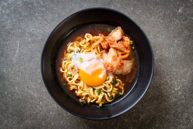 Kimchi ve yumurta - Korece ramen tarzı ile Kore anlık erişte