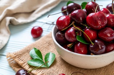 Ahşap arka planda taze kirazlar