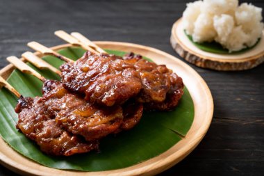 Beyaz pilavlı ızgara süt domuzu. Tayland sokak yemeği tarzı.