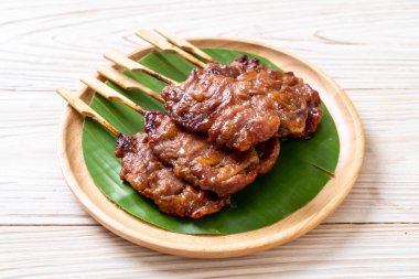 Beyaz pilavlı ızgara süt domuzu. Tayland sokak yemeği tarzı.