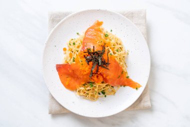 spagetti ile füme somon ve karides yumurta - füzyon gıda tarzı