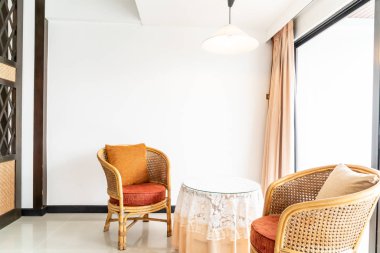 Boş masa ve sandalye oturma odası iç dekorasyonda