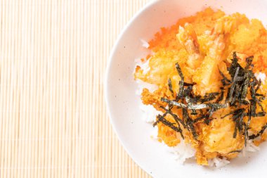 karides tempura pirinç kase karides yumurta ve yosun - Japon gıda tarzı