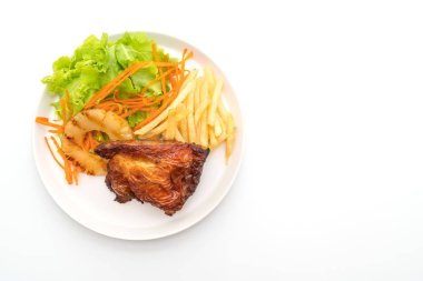 sebze ve patates kızartması beyaz arka plan üzerinde izole ızgara tavuk biftek