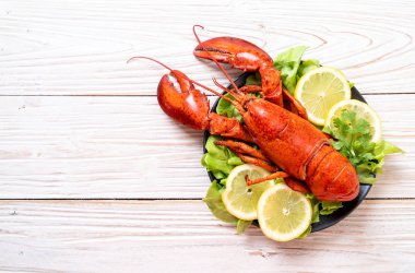 taze Haşlanmış istakoz sebze ve limon ile