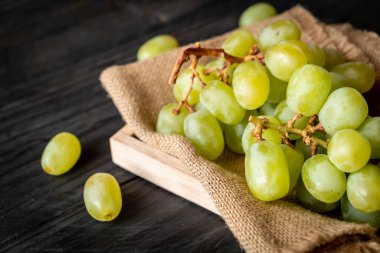 ahşap arka plan üzerinde taze yeşil üzüm