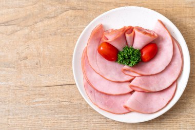 tabağa dilimlenmiş jambon füme