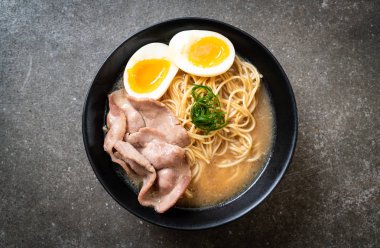 domuz eti ve yumurta - Japon tarzı ile TONKOTSU ramen erişte