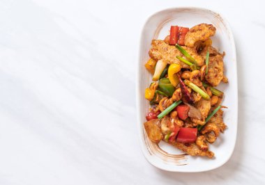 Kaju fıstığı - Asya gıda ile tavada kızartılmış tavuk