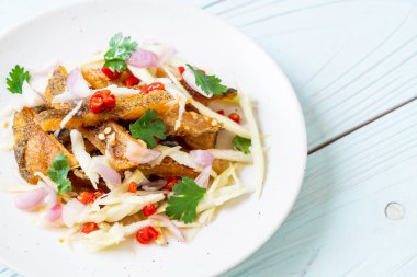 Baharatlı salatalı gevrek gourami balığı. Asya usulü.